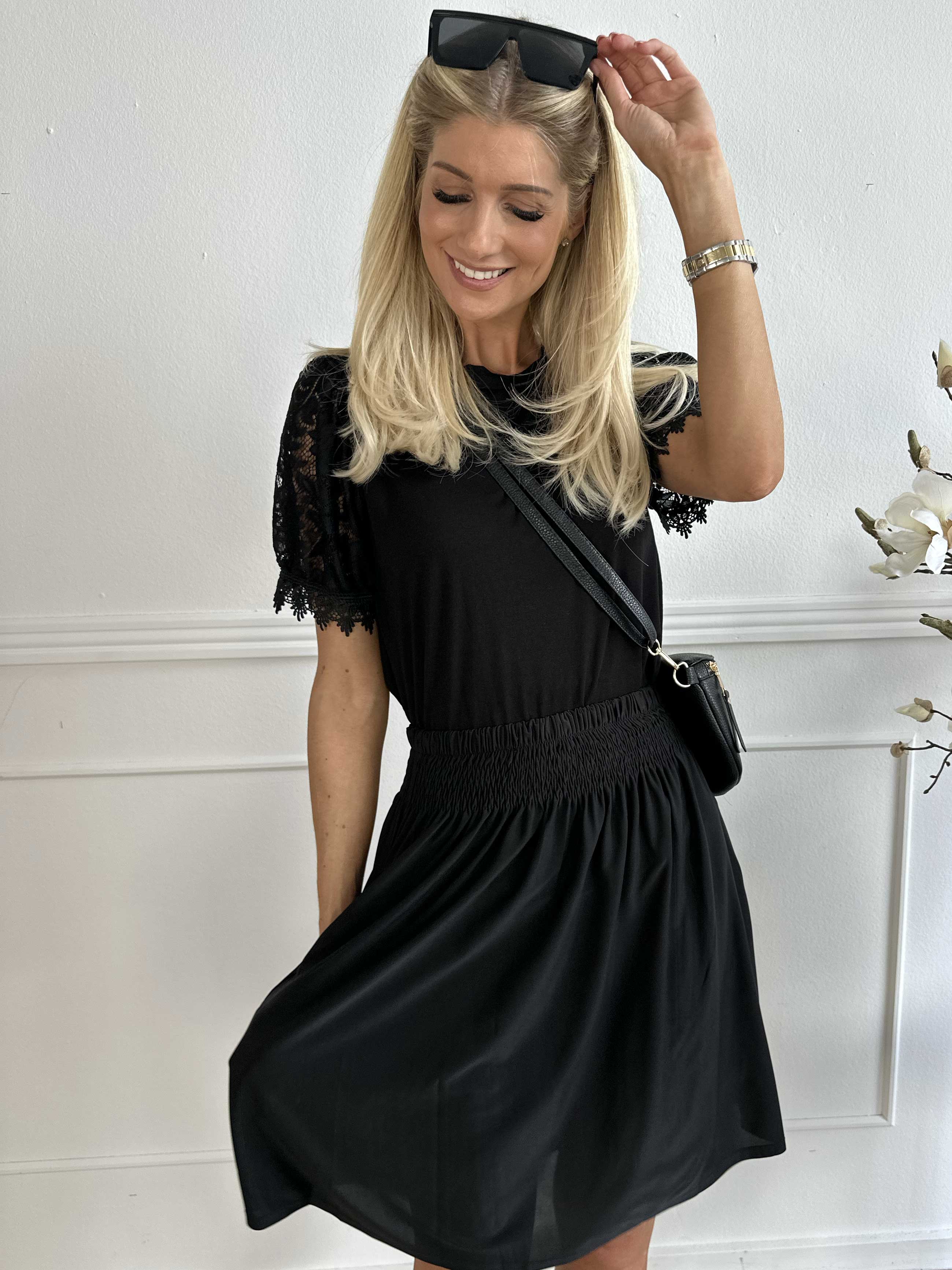 Pams Plain Short Skirt - Kort nederdel i stretchy stof med lommer